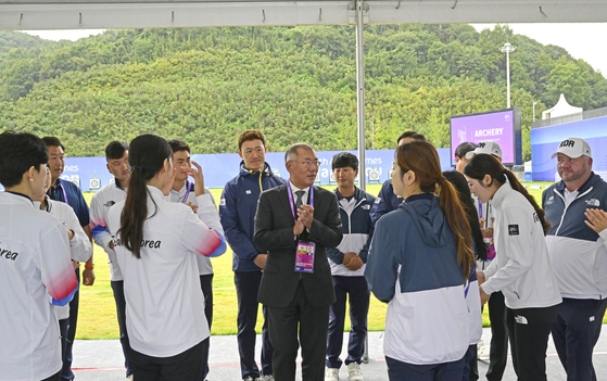Hyundai Motor Group Executive Chair Euisun Chung congratulate the national archery team on the final day of competition at the Hanzhou Asian Games on Saturday. Chung has been heading the Korea Archery Association since 2005 and also serves as the president of the World Archery Asia. [KOREA ARCHERY ASSOCIATION] 