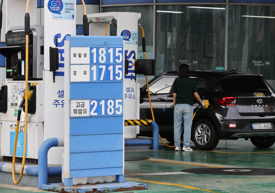 Gas prices are displayed at a gas station in downtown Seoul on Sunday. The average gas price at stations nationwide was 1,796 won ($1.34) per liter for the first week of October, on the rise for 13 consecutive weeks, according to the Korea National Oil Corporation's price tracking system Opinet. However, domestic gas prices may fall from the following week as global crude oil prices recently declined. [YONHAP]