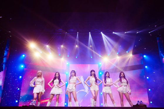 IVE performs during the girl group's first world tour ″Show What I Have″ at the Jamsil Indoor Stadium in southern Seoul's Songpa District over the weekend. [STARSHIP ENTERTAINMENT]