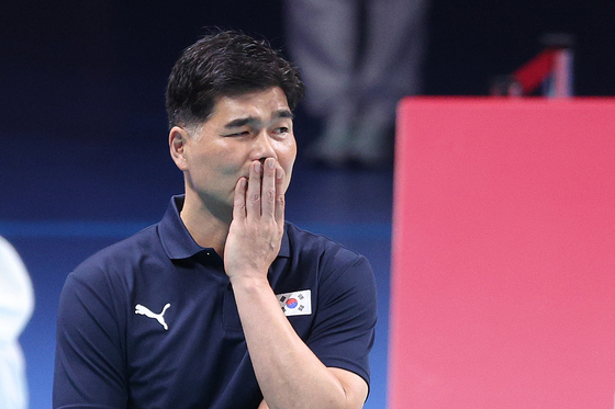 Former Korean men's volleyball national team head coach Im Do-heon reacts during a Hangzhou Asian Games game against Pakistan at Shaoxing China Textile City Sports Centre Stadium in Shaoxing, China on Sept. 22. [NEWS1] 