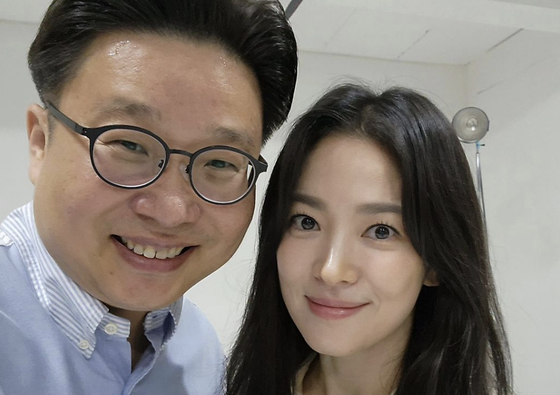 A photo of actor Song Hye-kyo, right, and Prof. Seo Kyoung-duk, is posted on the latter's Instagram account. [SCREEN CAPTURE]