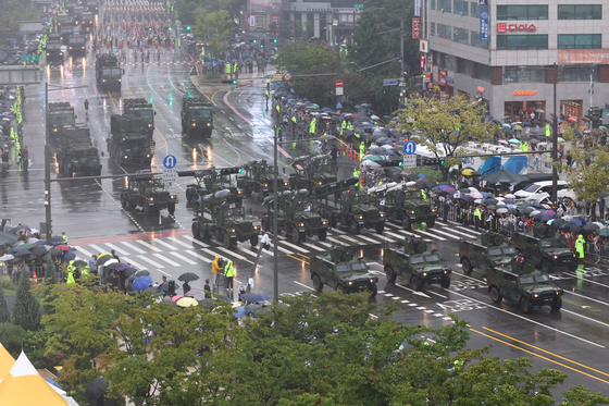 A military parade in Seoul on Sept. 26 for the 75th Armed Forces Day exhibits weapons, including the Long-range Surface-to-Air Missile (L-SAM) [YONHAP]