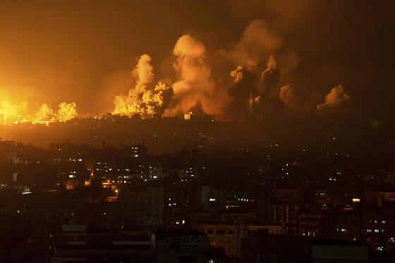 Fire and smoke rise following an Israeli airstrike, in Gaza City, Sunday. [AP/YONHAP]
