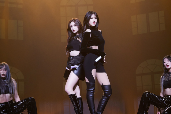 Yujin and Leeseo show the duo's "unit" performance during the girl group's first world tour ″Show What I Have″ at the Jamsil Indoor Stadium in southern Seoul's Songpa District over the weekend. [STARSHIP ENTERTAINMENT]
