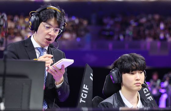 Korean League of Legends coach Kim ″kkOma″ Jung-gyun stands behind player Jeong ″Chovy″ Ji-hoon during the final match against Chinese Taipei at the Hangzhou Asian Games in September. [YONHAP]