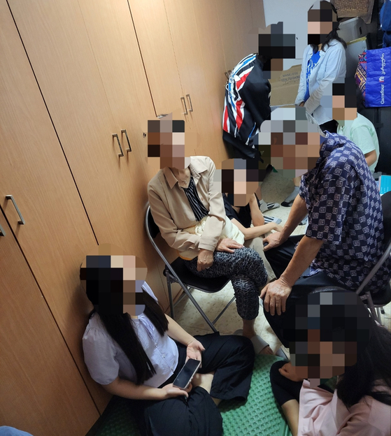Park Hae-yeong, a Korean living in Israel, and her acquaintances evacuate and sit in a shelter in Beersheba after the Palestinian group Hamas initiated a surprise attack against Israel by firing rockets on Saturday. [PARK HAE-YEONG]
