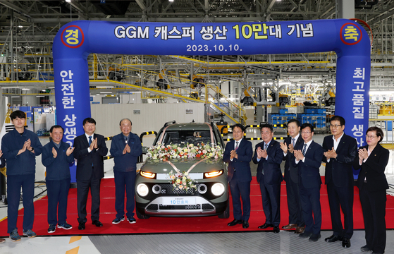 Mayor of Gwangju Metropolitan City Kang Gi-jung, CEO of Gwangju Global Motors (GGM) Park Gwang-tae and other stakeholders pose for a picture beside a Casper, the 100,000th of its kind to roll off production lines. The event was held by GGM to celebrate the production of 100,000 GGM Caspers as well as to commemorate the company’s 4th anniversary since its founding. [YONHAP]