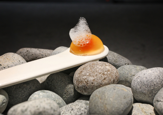 Raspberry kombucha jelly topped with mint foam is served on studio Stimuli creative director Jeon Jin-hyun's spoon. [PARK SANG-MOON] 