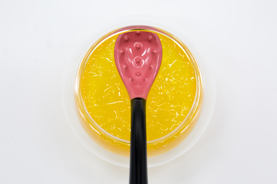 This bumpy waterdrop-shaped spoon gives a massaging effect on the tongue and lips. [JEON JIN-HYUN]