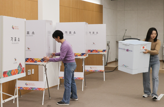 On Tuesday voting booths being set up at the Seoul Botanic Park in Seoul ahead of the by-election in voting for the head of the Gangseo District Office on Wednesday. [YONHAP] 