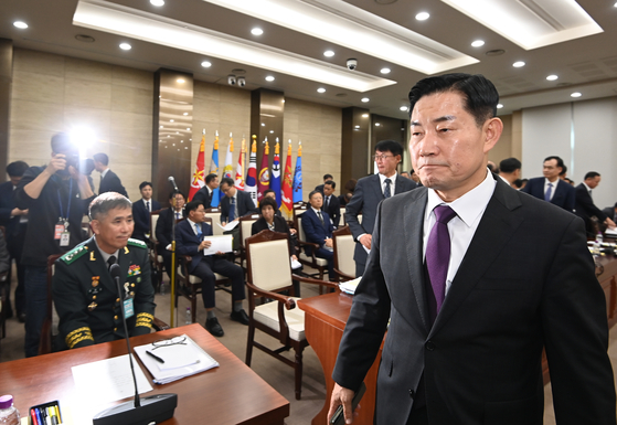 New Defense Minister Shin Won-sik leaves the room after a parliamentary audit by the National Assembly's defense committee at the Ministry of National Defense in Yongsan District, central Seoul, Tuesday. [YONHAP]
