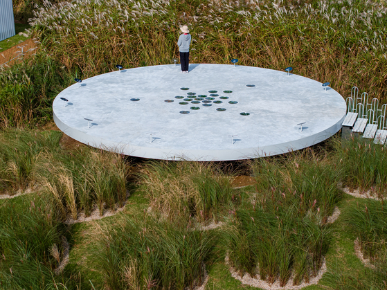 Jo Yong-jun's Sound Garden, a circular platform that allows visitors to appreciate the view, is one of the works displayed at the 2023 Seoul Garden Show in Haneul Park, western Seoul. [SEOUL METROPOLITAN GOVERNMENT]