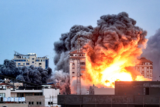 A ball of fire and smoke rises above a building in Gaza City on Saturday during an Israeli air strike. [AFP/YONHAP]