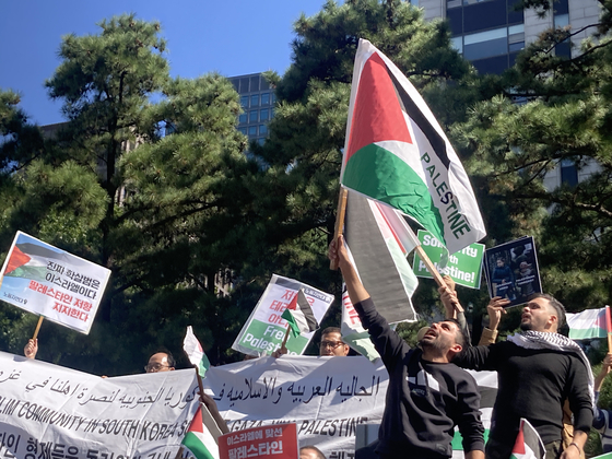 A rally held in Seoul on Wednesday by civic groups supporting Palestinians. [CHO JUNG-WOO]