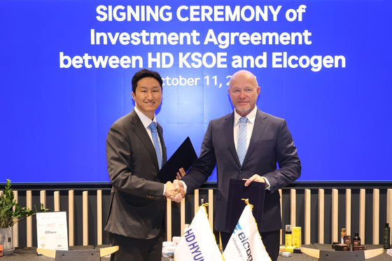 HD Hyundai President and CEO Chung Ki-sun, left, and Elcogen Founder Enn Ounpuu pose for a photo after signing an investment agreement at Seoul Square in central Seoul on Wednesday. [HD HYUNDAI]