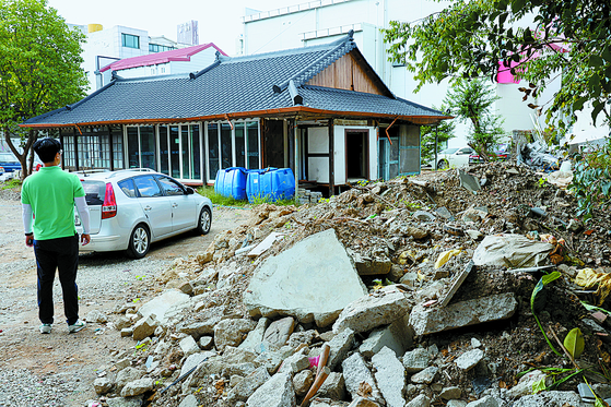 The site of a park dedicated to controversial composer Jeong Yul-sung in Gwangju under construction on Wednesday. The Ministry of Patriots and Veterans Affairs recommended the Gwangju city government to cancel the project on Wednesday, citing Jeong's communist ties. The city government dismissed the recommendation on the same day. [YONHAP] 
