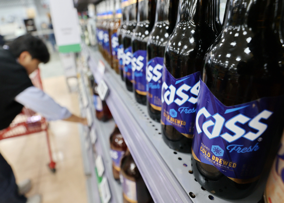 Oriental Brewery (OB) increased the price of its beer products, including Cass and Hanmac, by an average of 6.9 percent on Wednesday. It has been 19 months since OB made a price increase last March. [YONHAP]