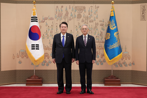 President Yoon Suk Yeol, left, poses for a photo with newly-appointed Minister of Culture, Sports and Tourism Yu In-chon on Wednesday after formally appointing Yu at the presidential office in central Seoul. Yu was appointed as culture minister on Saturday. He had previously served as culture minister from February 2008 to January 2011 during the Lee Myung-bak administration. [PRESIDENTIAL OFFICE]