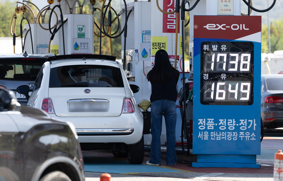 Prices for petrol and diesel are on display at a gas station located in Seocho District in southern Seoul on Tueday. Oil prices gained more than four percent over fears of the impact of the weekend attack on Israel by Hamas. [NEWS1]