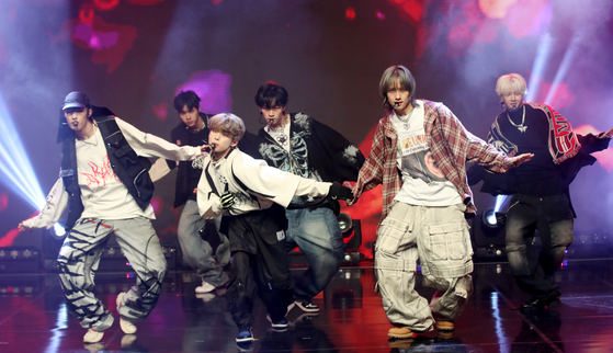 Boy band 82Major performs its debut track ″First Class″ from single ″ON″ during its debut showcase held on Wednesday at the Ilchi Art Hall in southern Seoul. [NEWS1]