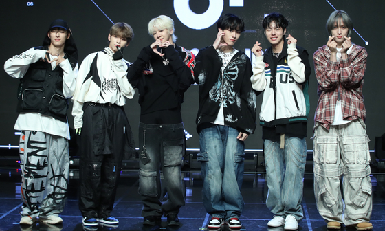 Boy band 82Major poses for photos during its debut showcase held on Wednesday at the Ilchi Art Hall in southern Seoul. The six-member group made its debut with two-track single ″ON″ as the first boy band to come from newly-founded agency Great M Entertainment. [NEWS1]