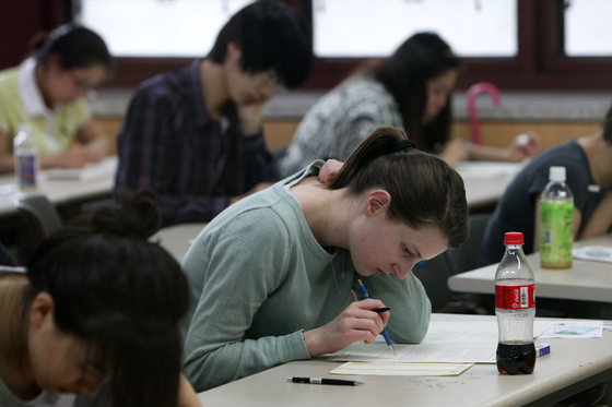 Test takers take the Test of Proficiency in Korean. [CHO MOON-GYU]