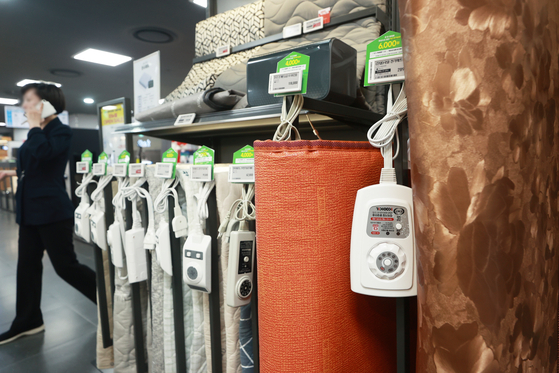 More people are buying heating devices as temperatures drop. Lotte Himart, the household electronics chain, announced that the sales of heating devices between Oct. 4 to 10 doubled from the previous week. [YONHAP]