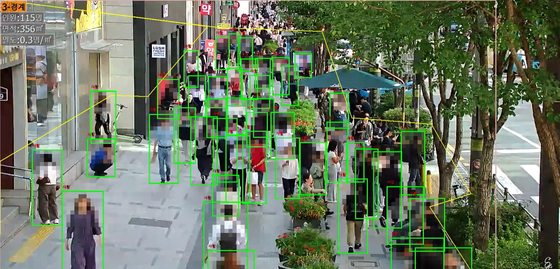 Software detects the number of people shown through CCTVs in Songpa District, southern Seoul. The Seoul city government will implement such a system starting this Halloween, immediately informing authorities of overcrowded regions. [SEOUL METROPOLITAN GOVERNMENT]