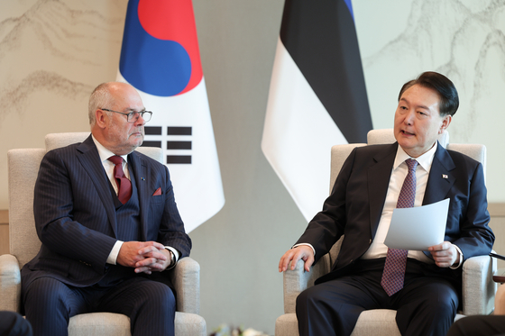 President Yoon Suk Yeol, right, speaks with Estonian President Alar Karis, left, at the presidential office in Seoul on Thursday. [YONHAP] 