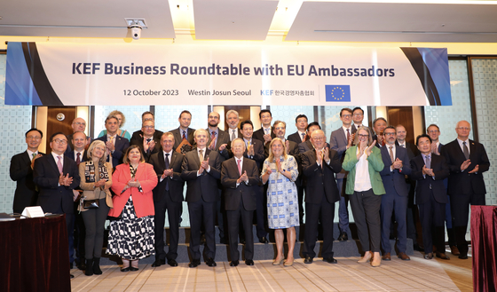 Participants of the business roundtable event, including Korea Enterprises Federation Chairman Sohn Kyung-shik, sixth from front left , and Maria Castillo-Fernandez, ambassador of the European Union to Korea, seventh from front left, pose for a photo at a hotel in central Seoul on Thursday. [KOREA ENTERPRISES FEDERATION]