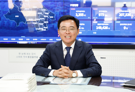 Jin Kyo-hoon, newly elected head of Gangseo District Office, gives his first greeting at his new office in western Seoul Thursday after the liberal Democratic Party’s significant victory over the People Power Party in a by-election Wednesday. [NEWS1] 