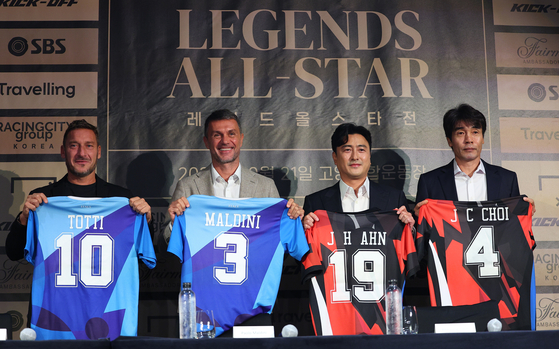 From left: Francesco Totti, Paolo Maldini, Ahn Jung-hwan and Choi Jin-cheul pose with legend all-star match jerseys during a press conference held at Fairmont Ambassador Seoul in western Seoul on Friday. [YONHAP]