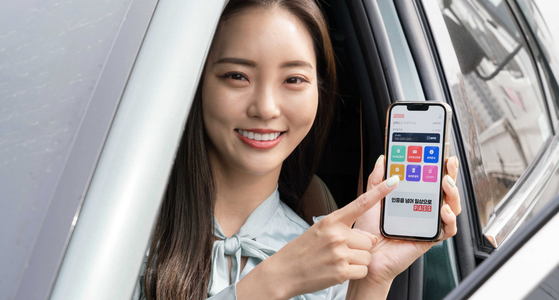A model promotes the digital identity authentication app PASS, which received approval from the Ministry of Science and ICT to include smartphone users' full resident registration number on their digital driver's license. [SKT, KT, LG UPLUS]