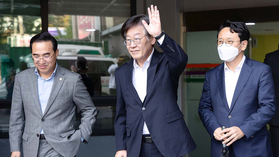Democratic Party leader Lee Jae-myung, center, waves to supporters after being discharged from Green Hospital in Jungnang District, northern Seoul, Monday afternoon, where he was hospitalized for deteriorated health while undergoing a hunger strike. [YONHAP] 