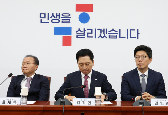 People Power Party (PPP) Chairman Kim Gi-hyeon, center, and other party leaders are somber as they analyze their defeat in a key race in Seoul's Gangseo District during a supreme council meeting at the National Assembly in western Seoul Thursday. [YONHAP]