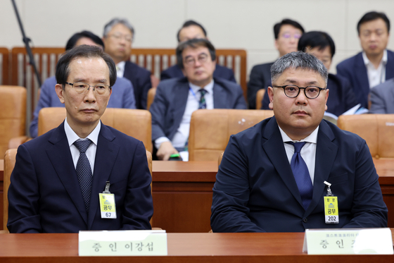 CEO of SPC Shany Lee Kang-seop, left, and Country Manager of Costco Korea Cho Min-soo appear as witnesses during a parliamentary audit of the Ministry of Employment and Labor held at the National Assembly in Seoul on Thursday. [NEWS1]