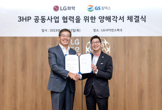 GS Caltex CEO Hur Sae-hong, right, and LG Chem CEO Shin Hak-cheol pose for a photo during a signing ceremony Friday at LG Chem’s R&D Campus in Gangseo District, western Seoul. [GS CALTEX] 