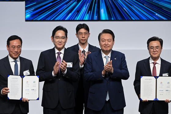Samsung Electronics Chairman Lee Jae-yong, second from left, and President Yoon Suk Yeol, second from right, pose for a photo with other participants at a signing ceremony at Samsung Display plant in Asan, South Chungcheong on April 4, 2023. Samsung Display announced to invest 4.1 trillion won in upgrading production lines for organic light-emitting diode (OLED) panels for tablets and laptops. [NEWS1]
