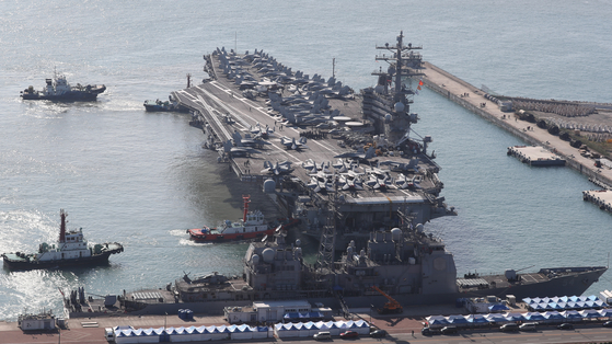 The USS Ronald Reagan aircraft carrier arrives at a naval base in Busan Thursday for a five-day visit. North Korea slammed its deployment through state media on Friday. [NEWS1]