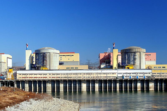 The Unit 1 reactor, right, at the Cernavoda Nuclear Power Plant in Romania. Korea Hydro & Nuclear Power (KHNP) on Thursday signed a consortium agreement for the reactor refurbishment project for the Cernavoda Unit 1 reactor. [KHNP]