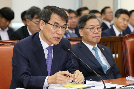National Election Commission (NEC) Chairman Rho Tae-ak, left, takes questions during a parliamentary audit from lawmakers of the Public Administration and Security Committee at the National Assembly in western Seoul on Friday. [NEWS1] 