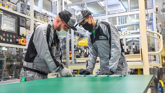 Ultium Cells employees work at its battery manufacturing plant in Lordstown, Ohio. Ultium Cells is a 50:50 joint battery venture between LG Energy Solution and General Motors. 