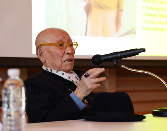 Park Seo-bo, 91-year-old master of the Korean abstract art scene, speaks during the groundbreaking ceremony for his upcoming eponymous museum at the JW Marriott Jeju Resort and Spa in Seogwipo, Jeju Island, on March 14, 2023. [GIZI FOUNDATION]
