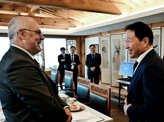 SK Chairman Chey Tae-won, right, speaks with Estonian President Alar Karis, left, at the SK headquarters in Seoul on Friday. [SK GROUP]