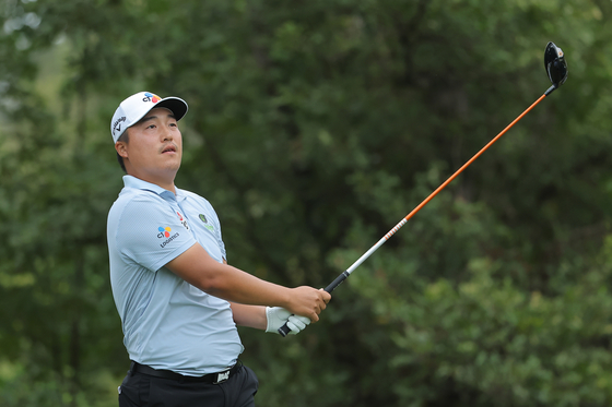 Lee Kyoung-hoon plays his shot from the 15th tee during the first round of the Sanderson Farms Championship at The Country Club of Jackson on in Jackson, Mississippi on oct. 5.  [GETTY IMAGES]