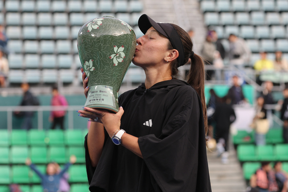 Jessica Pegula kisses the trophy following her singles final win at the 2023 Hana Bank Korea Open in Seoul on Sunday. [YONHAP]