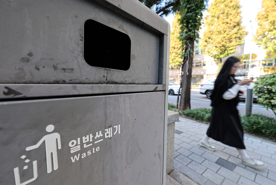 A pedestrian passes by a public trash bin in Seoul on Thursday. The Seoul Metropolitan Government plans to increase the number of trash cans in Seoul from the current 4,956 to 7,500 by 2025. [NEWS1] 