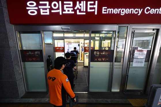 Emergency responders transfer a patient to Ewha Womans University Seoul Hospital in Gangseo District, western Seoul, on June 10. [KIM JONG-HO] 