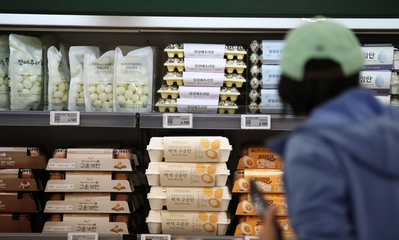 Egg prices skyrocketed by as much as 12 percent coming into October. The price of extra-large eggs rose by 11.8 percent to 6,892 won for a tray of 30 eggs on Oct. 12 compared to the previous week, according to the Korea Institute for Animal Products Quality Evaluation's database Sunday. The price went up 6 percent compared to the year before. [NEWS1] 