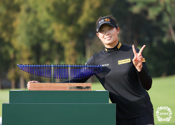 Bang Shin-sil poses with the Dongbu Construction Koreit Championship trophy after winning the event at Sangte Hill Iksan Country Club in Iksan, North Jeolla on Sunday. [NEWS1]